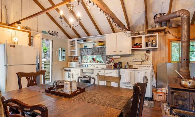 Big Pond Cabina | Lakefront Cabin Retreat with Kayaks & Fire Pit