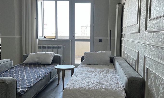 Nasimi Apartamento | CHEE LUXEnCharming Urban Oasis: Your Perfect Home Away from Home