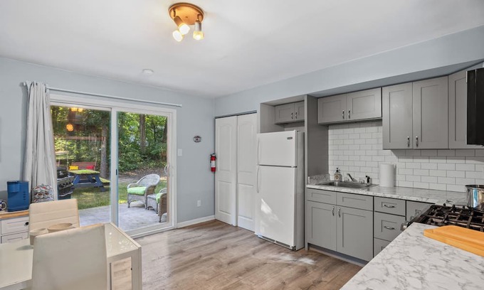 Michigan City Apartamento | This 3 bedroom, 2 bathroom home is in a scenic area but closes to Indiana Dunes National Park.