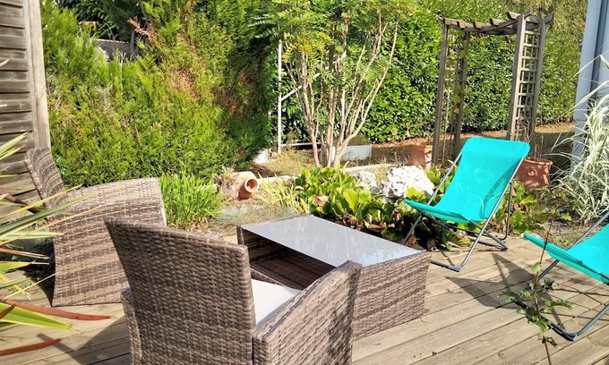Bourges Casa | Holiday Home 'Chez Chriss' with Shared Terrace, Shared Garden and Wi-Fi