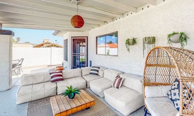 Paradise Valley Village Casa | - NEW - Desert Daze Retreat - Mountain View’s, Pool & Private Backyard Oasis