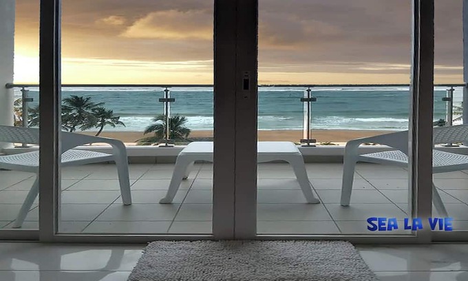 Mount Lavinia Apartamento | Enjoy a beautiful sunset from your ocean-view bedroom.