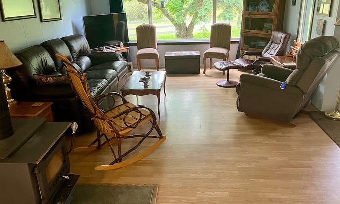 Ponoka County Casa | Grammie's House by Pigeon Lake, enjoy the peace & quiet minutes from the lake.