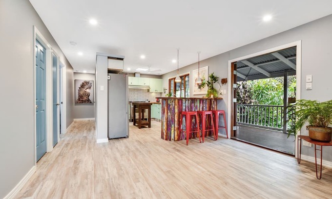 Marcoola Casa | Seafarer's Retreat is a renovated family property boasting room for up to 16.