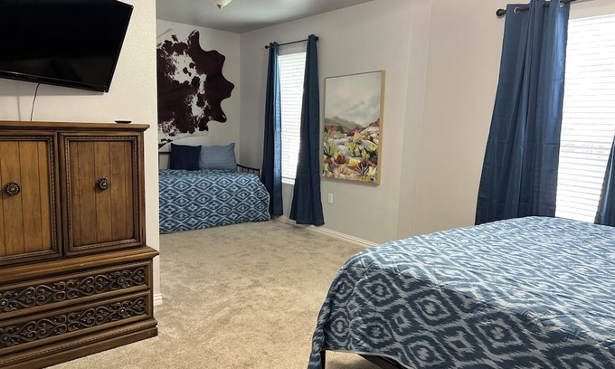 Corinth Casa | Blue Door on Aspen: Cozy 3BR Retreat with BBQ Grill & Playground for Families