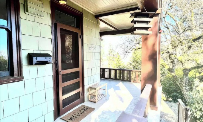 Willamette Heights Apartamento | Navigate Stays Forest Park Home with Private Patio