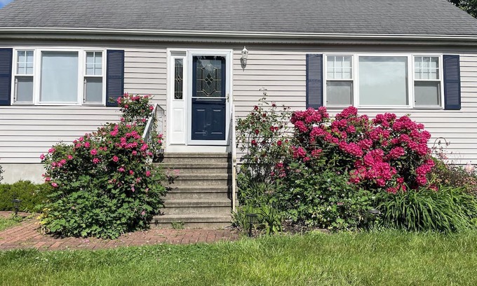 Trumbull Casa | Beautiful New England. Quaint and spacious home. Close to over 5 University.