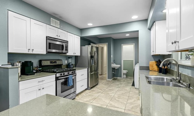 St. Edwards Casa | Luxury 5BD-5min DownTown/Airport-With Firepit/BBQ