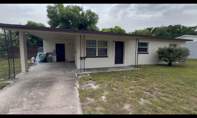 Longwood Casa | 3-bedroom 2-bathroom house with central AC, huge yard, WIFi, and laundry room.