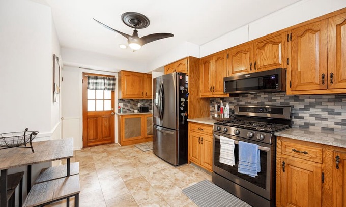 Phoenixville Casa | 4 bedroom 5 bed 2 bath with jacuzzi tub and steam sauna in Phoenixville AC, WiFi