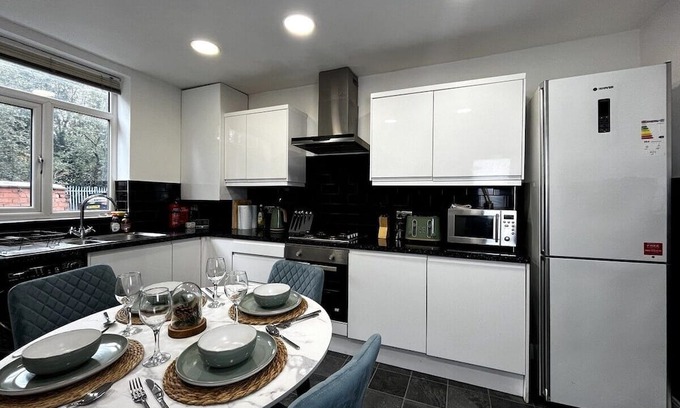 Walkden Casa | Tranquil 3 Bed Oasis and Parking