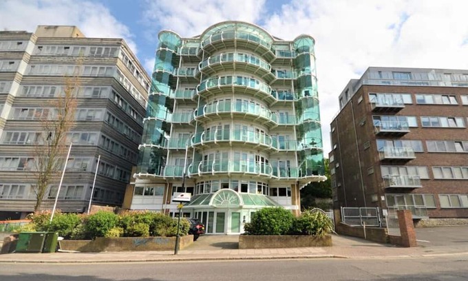 Oakleigh Apartamento | Spacious 2 bed North London flat with balcony and parking, sleeps 5