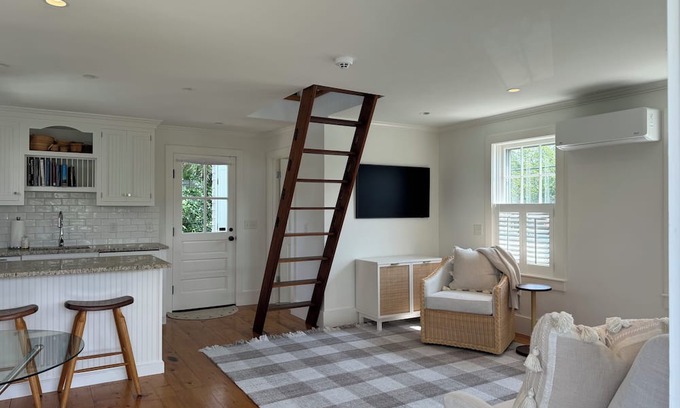 Brant Point Cabaña | Clean/new loft cottage in fabulous Brant Point. Walk to town w/AC/heat, porch