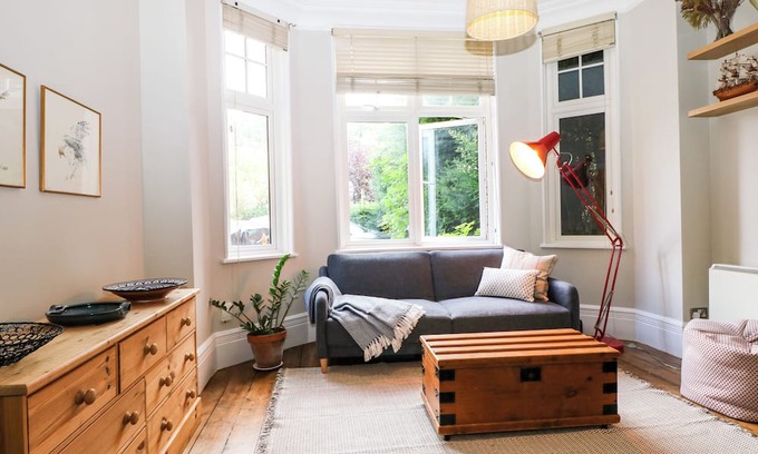 Guildford Cabaña | GUILDFORD KIP, romantic, character holiday cottage in Guildford