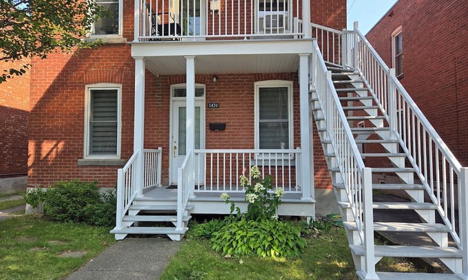 Saint-Laurent Apartamento | Appartement à 100m du Métro, en Face D'un Parc
