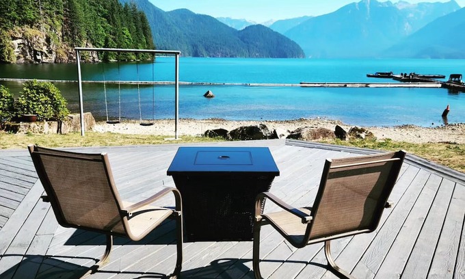 Pitt Meadows Cabina | Spacious 7-bedroom cabin in enjoyable Pitt Lake, BC