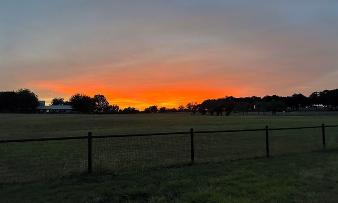 Weatherford Otro | Charming farmhouse with 1 bedroom and WiFi, AC in amazing Weatherford TX