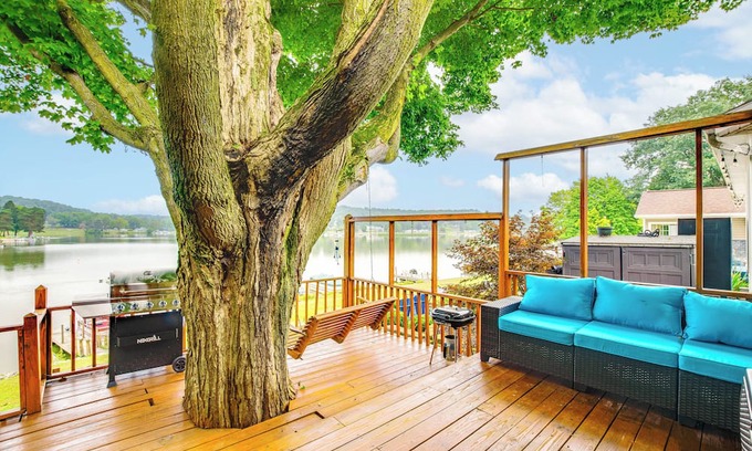Hanoverton Casa | Guilford Lake Retreat w/ Dock & Kayaks!