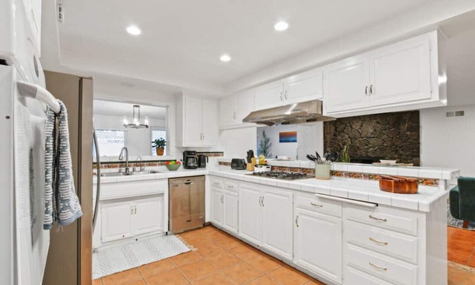 Hacienda Heights Casa | Sunlit Escape Pool with Spa tub BBQ - 4 bedrooms, Driveway Parking, Near Ahwingna Trail