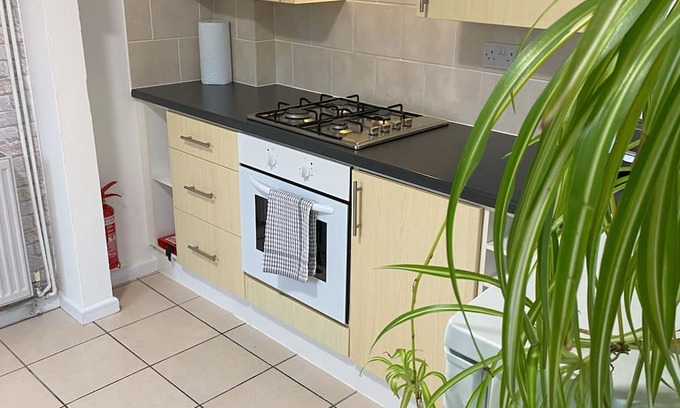 Grimsby Casa | "At The Edge" of Grimsby. Cosy, Comfy with Huge Free Parking for Vans or Cars.