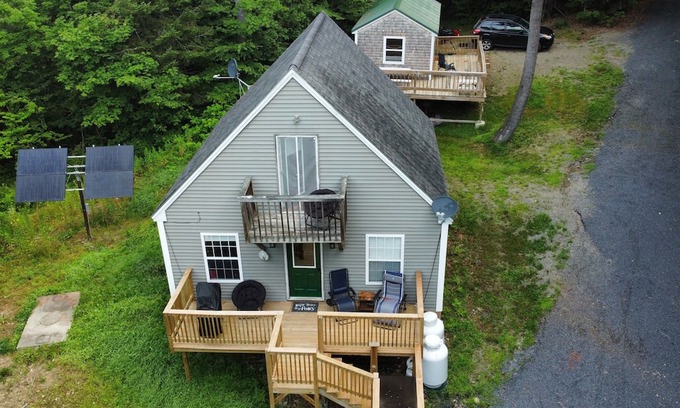 Bingham Cabina | Cozy 1 bedroom cabin with a loft, living space with internet, and a creek!