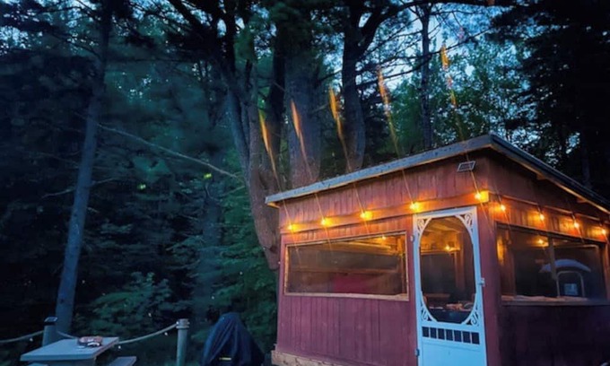Moncton Cabina | Riverside Off the Grid Glamping Cabin