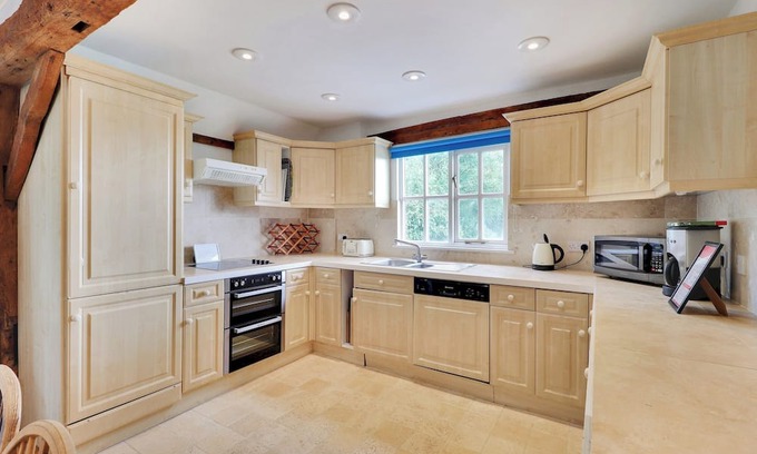 Leigh Casa | Pass the Keys | Beautiful rural barn
