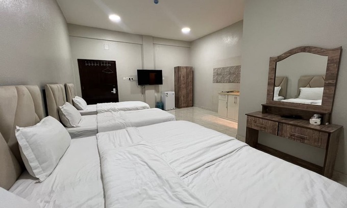 Al Harra Al-Sharqiah Apartamento | 4-bedroom apartment in delightful Madinah with AC, WiFi. Enjoy your stay