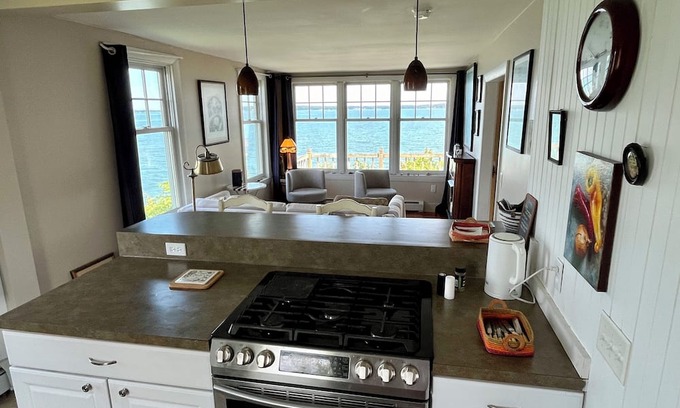 East Deering Cabaña | Welcome to The Villa! Charming oceanfront cottage right in Portland