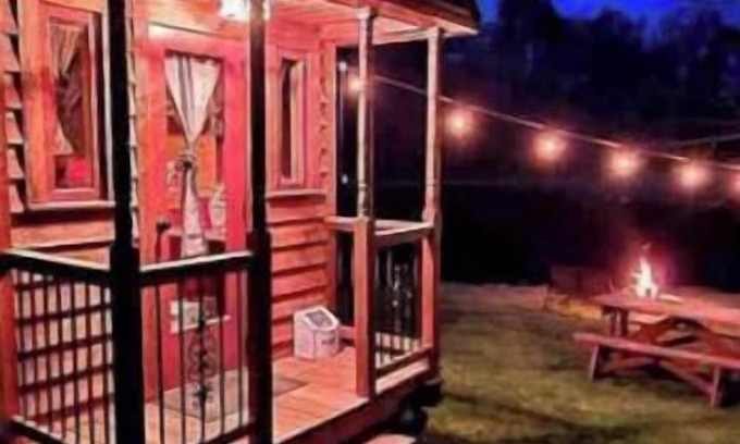 Dewy Rose Cabina | Cozy Tiny House near Athens, GA