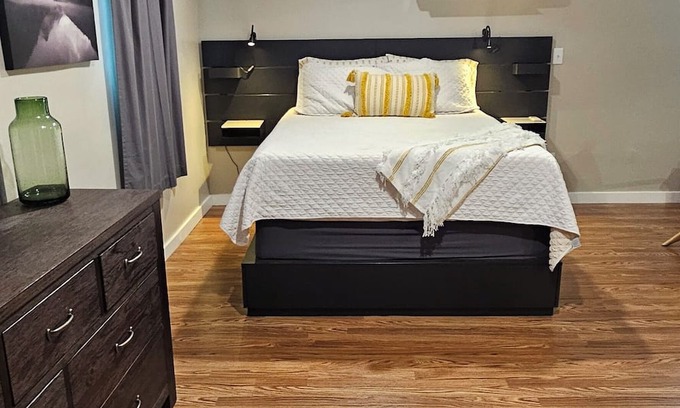 Forest City Condominio | Charming Downtown Converted Garage Studio