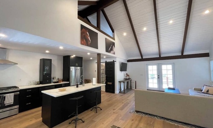 Santa Barbara County Cabaña | Charming 2-bedroom loft house with AC and WiFi in Buellton