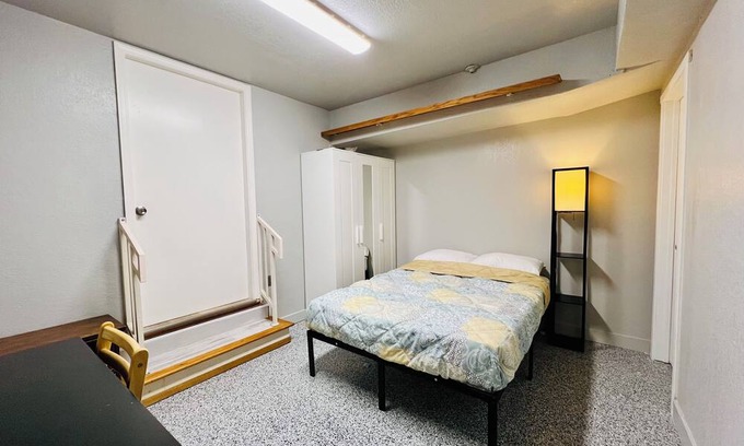 Lake Area Casa | Cozy room with private bathroom and separate entrance in Newark