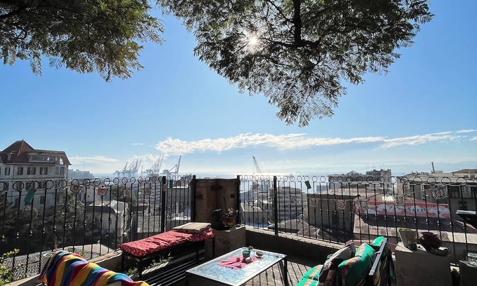 Cerro Concepcion Apartamento | Enjoyable 1-bedroom apartment in Valparaíso with garden