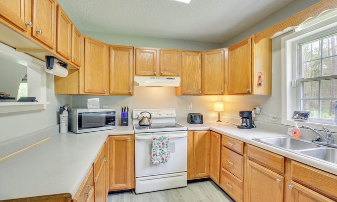 Little River Casa | Charming Little River House < 7 Mi to Beach!