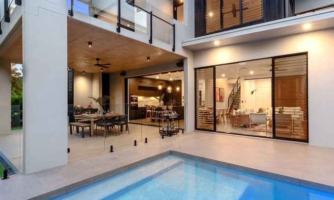Warana Casa | Luxurious Waterfront Home