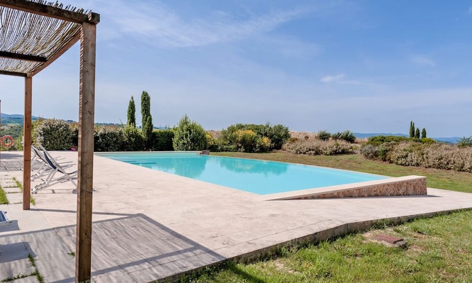 Toiano Apartamento | Apartment 'La Caciaia II' with Shared Pool, Private Garden and Wi-Fi