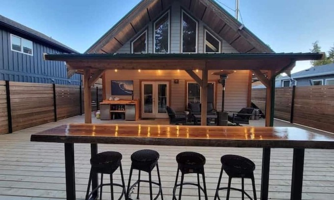 Tofino Cabina | Beautiful Tofino Cabin with Hot Tub 5 minutes from Chesterman & Mackenzie Beach!