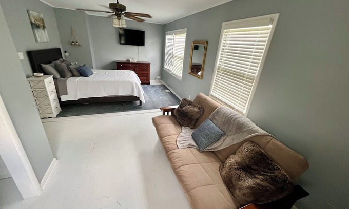 Oakhurst Casa | Charming 2-bedroom house in beautiful Tulsa with AC, WiFi