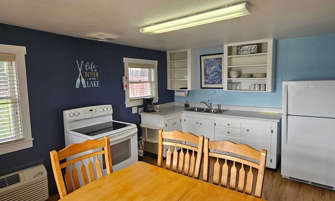 Lakeport Cabina | Cabin with 1 Queen bed & 2 Doubles /Kitchen