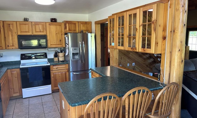 Hannibal Cabina | Cozy 2 bedroom plus sleeping loft cabin in delightful Gilman with AC, WiFi