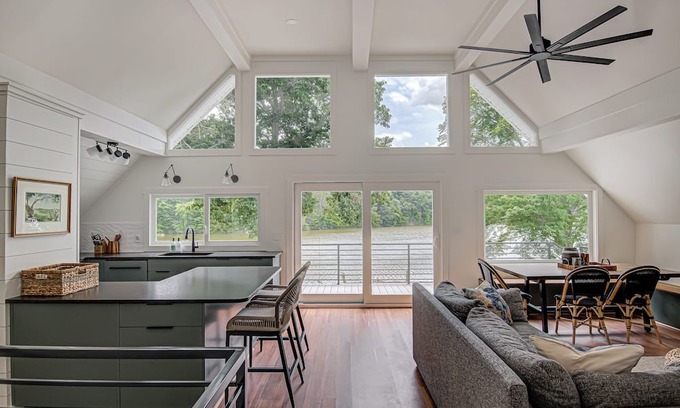 Stokes Casa | Charming 3-Bedroom Lake House w/Hot Tub and Playground