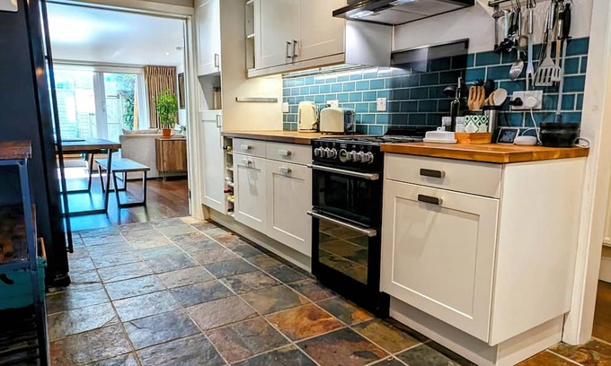 Archway Apartamento | Modern Well Presented Apartment with Garden