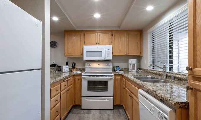 Baristo Complejo | Luxury two bedroom and two bathroom unit with full amenities