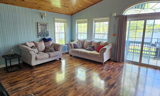 Smiths Corner Casa | Charming 3-bedroom house on the Lake with Hot tub