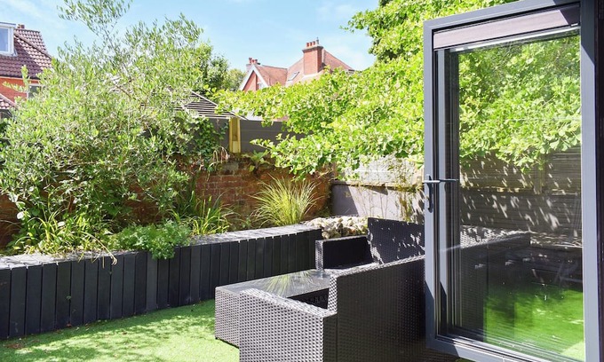 Bournemouth Cabaña | You will adore this stylish cabin, the perfect Hideaway for two.