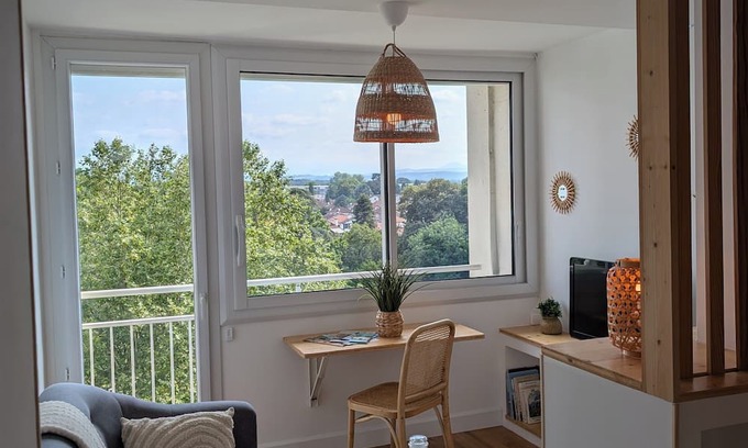Tarbes Apartamento | Luminous studio with cosy charm, quiet location near town center