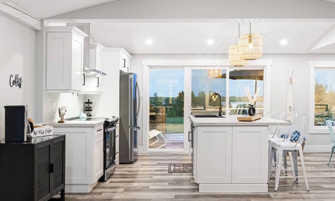 Cormierville Chalet De Esquí | Cozy and Modern Oceanview Cottage with hot Tub