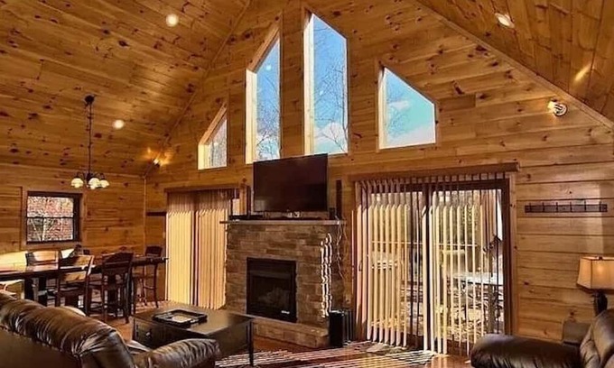 Hickory Hills Chalet De Esquí | Hot Tub, Pool Table, Fire Pit, 5 MIN TO SKI SLOPES, Secluded /Pet Friendly!