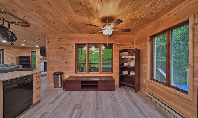 Tunkhannock Township Cabina | Spacious 5-BR cabin MINUTES from INDOOR waterparks/Sking-Hottub,Gameroom,PETS<3